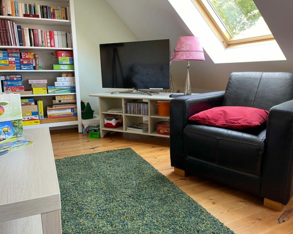 Große Ferienwohnung – Wohnzimmer mit sitz- und Spielecke