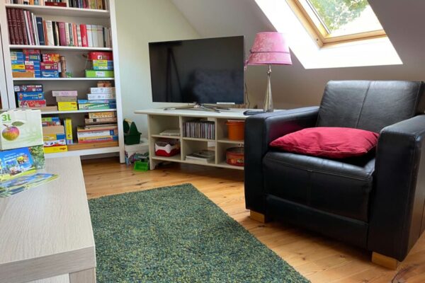 Große Ferienwohnung – Wohnzimmer mit sitz- und Spielecke
