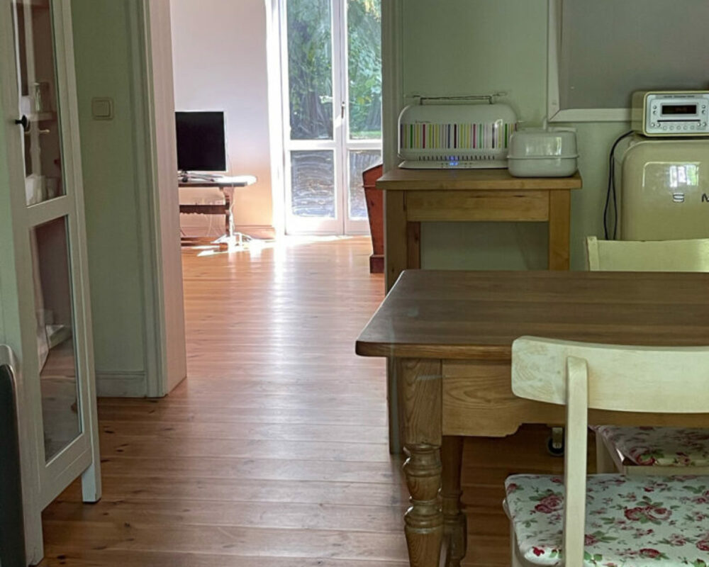 Kleine Ferienwohnung – Küche mit Durchgang