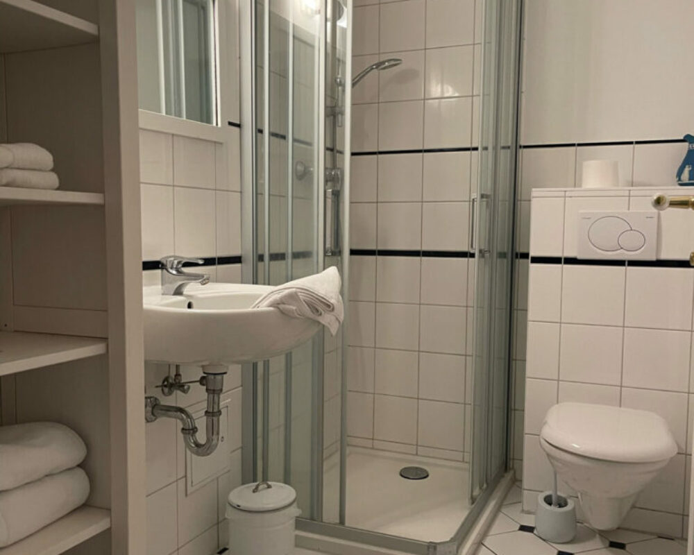 Kleine Ferienwohnung – Badezimmer mit Dusche