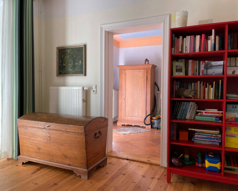 Kleine Ferienwohnung – alte Kiste und Spieleregal