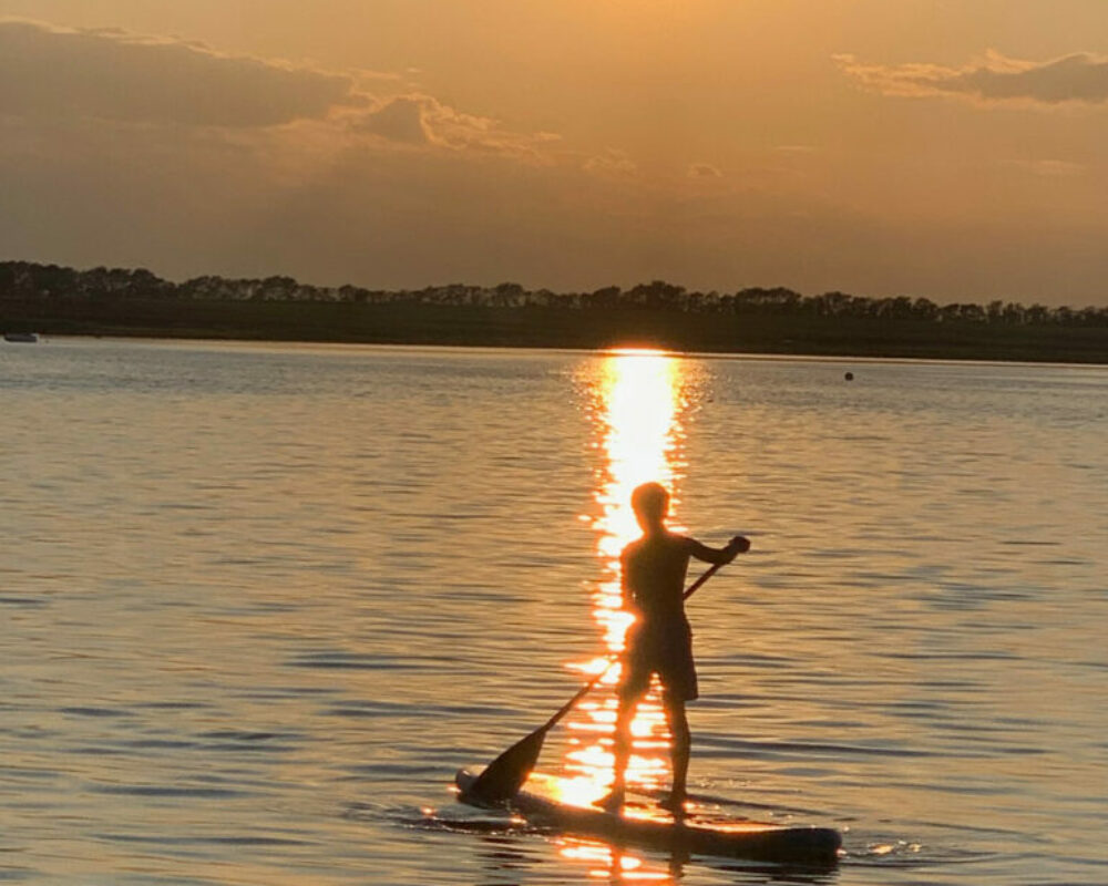 Stand-Up Paddling beim Sonnenuntergang